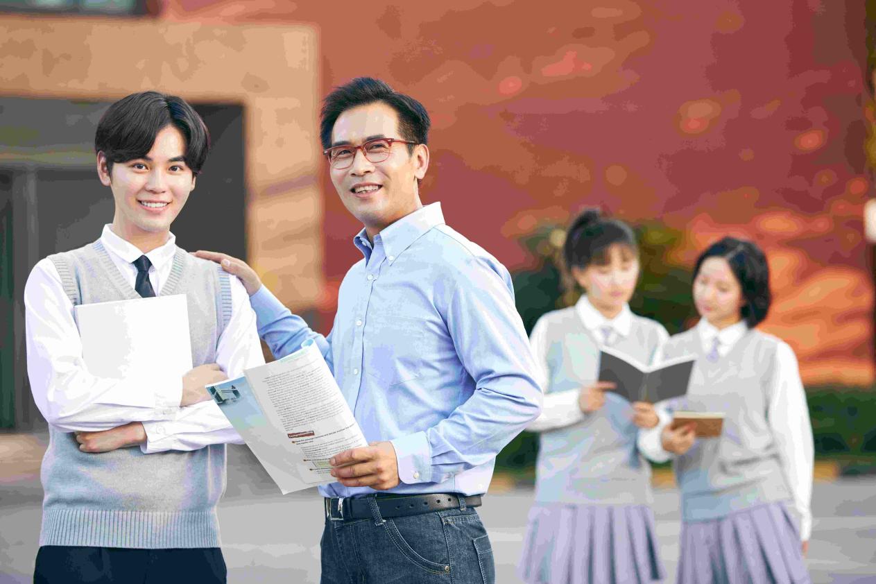 摄图网 501661833 校园里老师和学生交谈非企业商用
